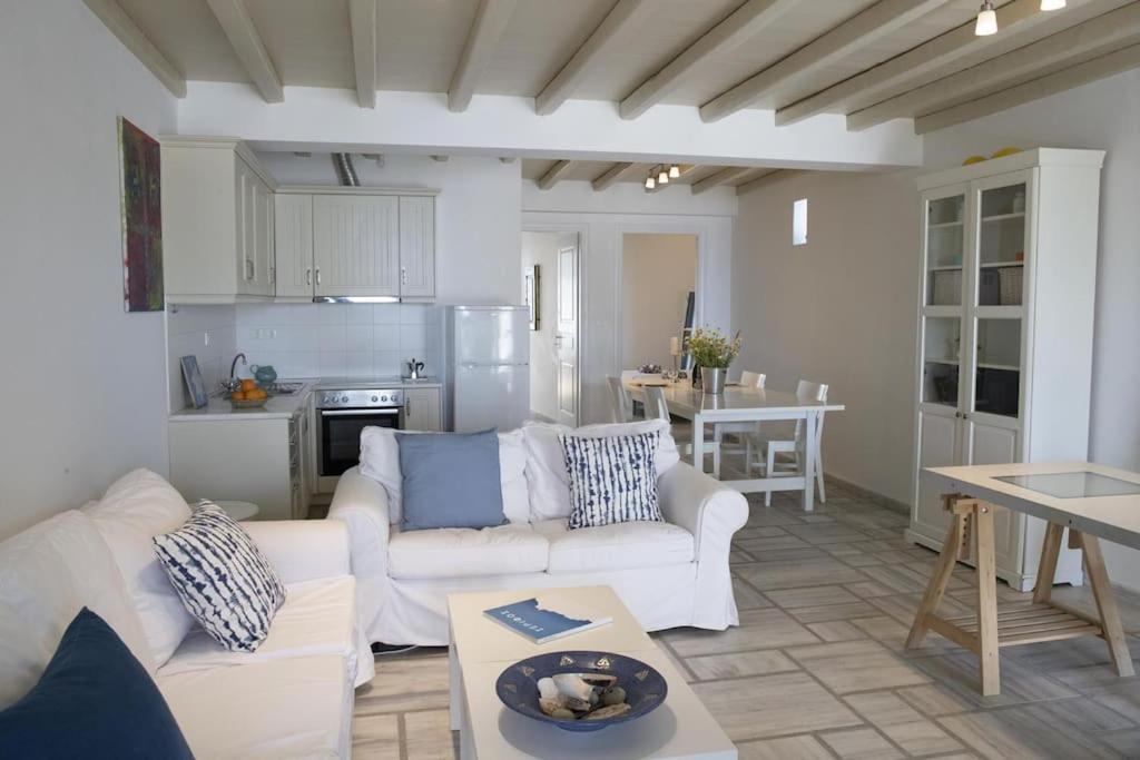 Beachfront 2Br Apartment - Free Parking Ливадион Экстерьер фото
