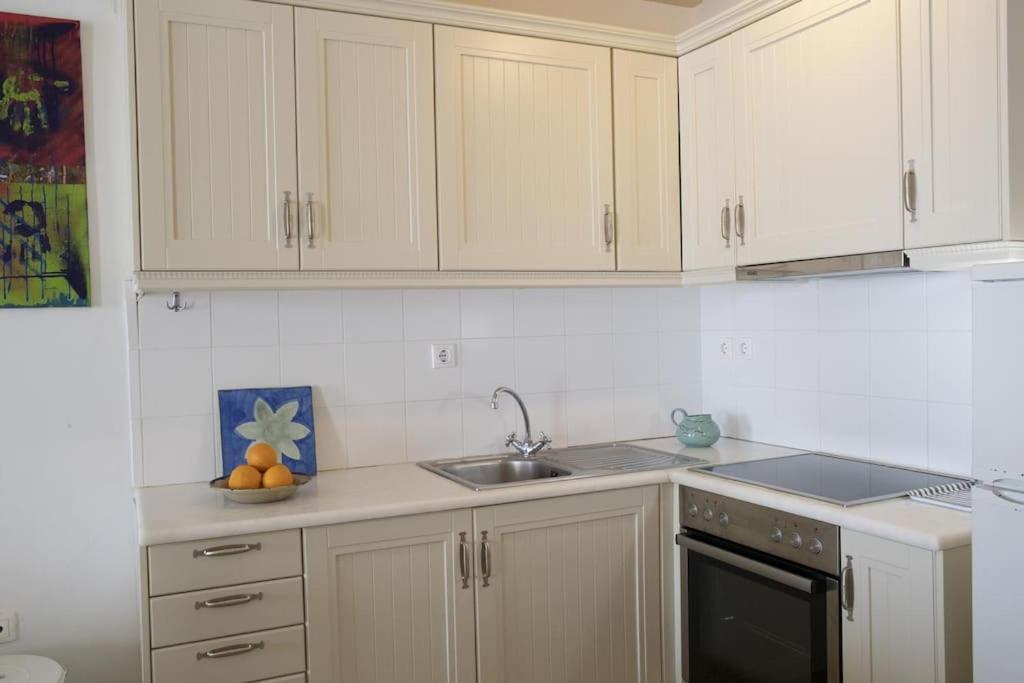 Beachfront 2Br Apartment - Free Parking Ливадион Экстерьер фото